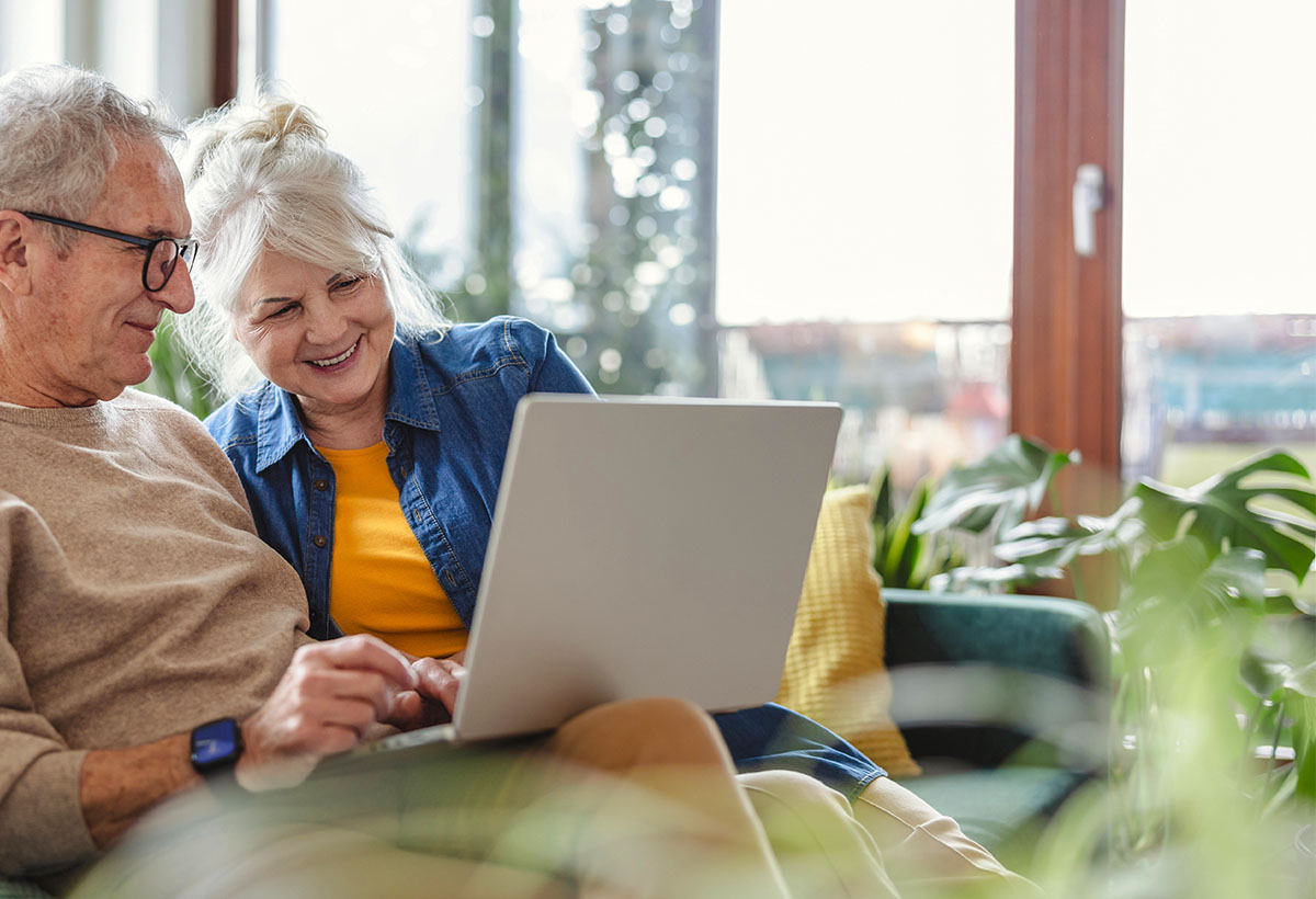 senior-couple-on-laptop